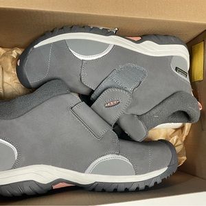 NWT- Keen Boots - youth size 2